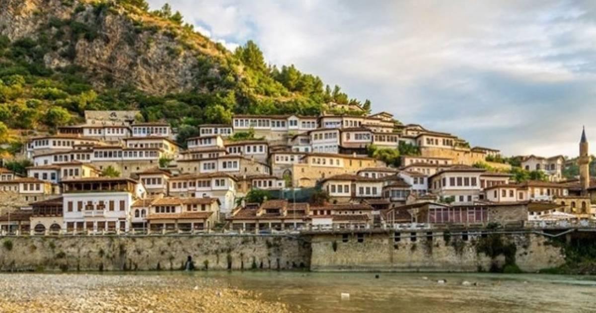 アルバニア観光で行くべき２つの町 ベラットとジロカストラの歴史地区まとめ Taptrip