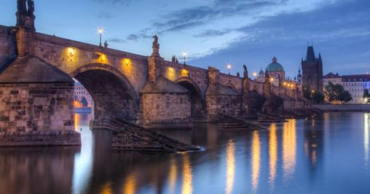 チェコ・プラハ観光のハイライト！橋の両端に並ぶ聖像彫刻とともに