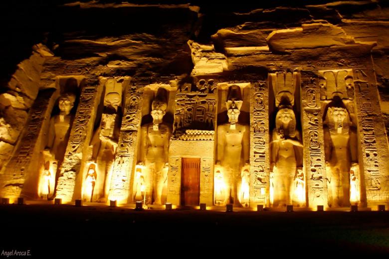 【再販】アブ・シンベル神殿 サンドストーン 420px-Panorama_Abu_Simbel_crop.jpg