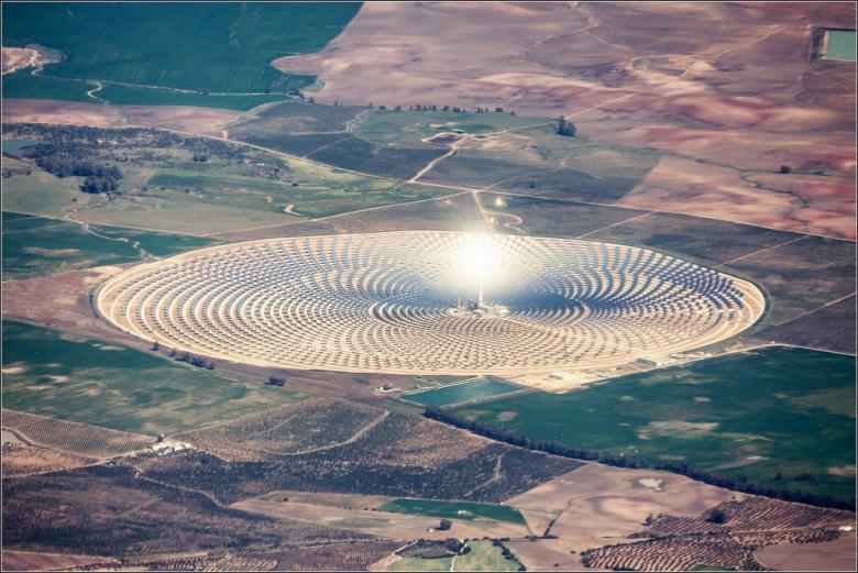 スペイン・セビリアの郊外にある絶景・太陽熱発電所ヘマソラールに行こう！地上に輝く太陽が？｜TapTrip