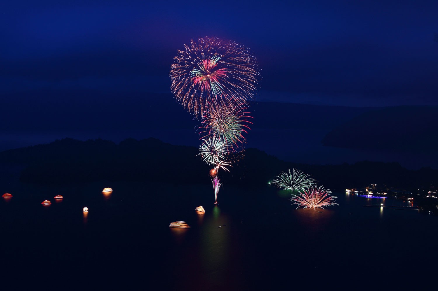 湖面に映る00発の花火 十和田湖湖水まつりを遊覧船で楽しもう Taptrip