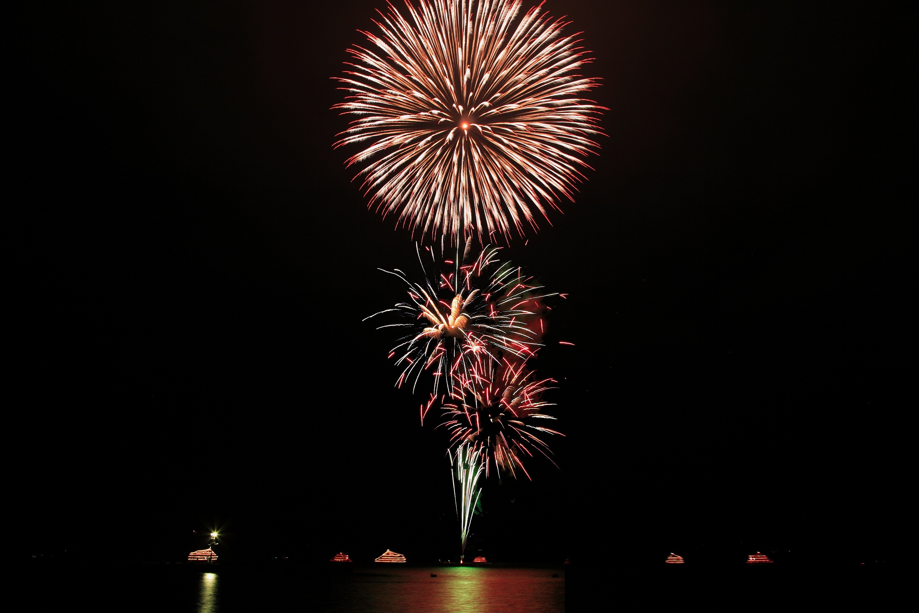 湖面に映る00発の花火 十和田湖湖水まつりを遊覧船で楽しもう Taptrip